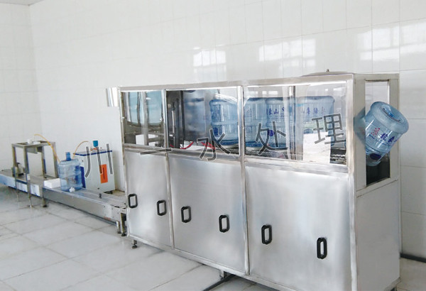 150桶/h全自動(dòng)灌裝機(jī)(沖洗、灌裝、封蓋功能于一體)